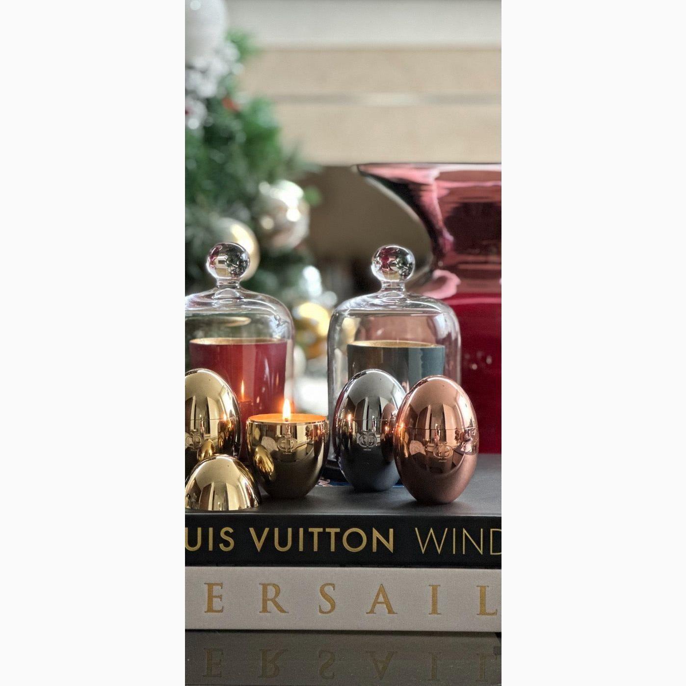 Meticulously crafted, this indulgent soy wax candle features a 100% cotton wick and a delightful blend of top notes including bergamot, melon, and marine, seamlessly merging with gentle middle notes of jasmine and violet, leading to a comforting base of musk and amberwood.