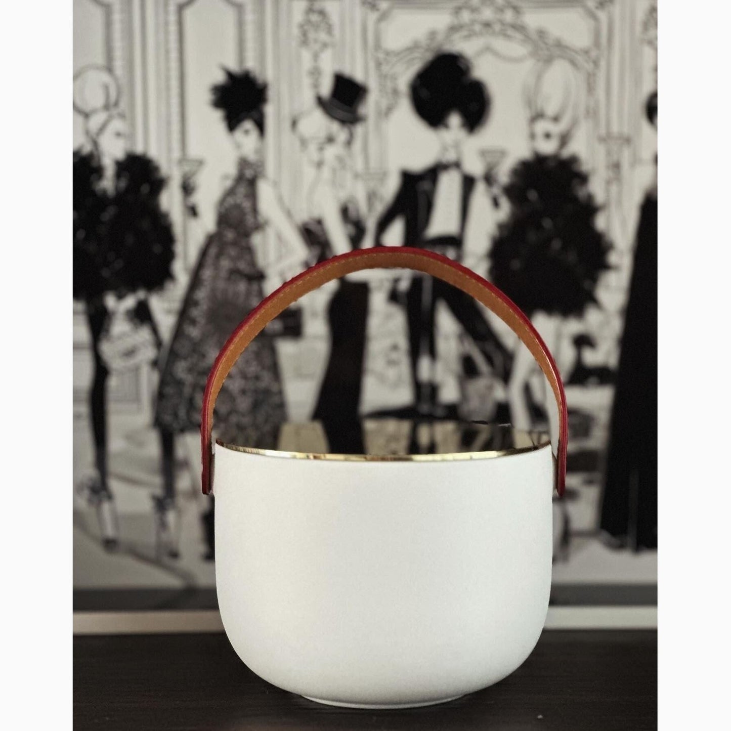 Introducing the Omorfi ceramic candle. This luxurious candle features a gold-plated lid and a brown leather handle, elegantly packaged in a round box adorned with the Greek letter Φ. Top scents: Bergamot, Melon, Marine Middle scents: Jasmine, Violet, and Lily of the Valley Base scents: Musk, Powder and Amberwood