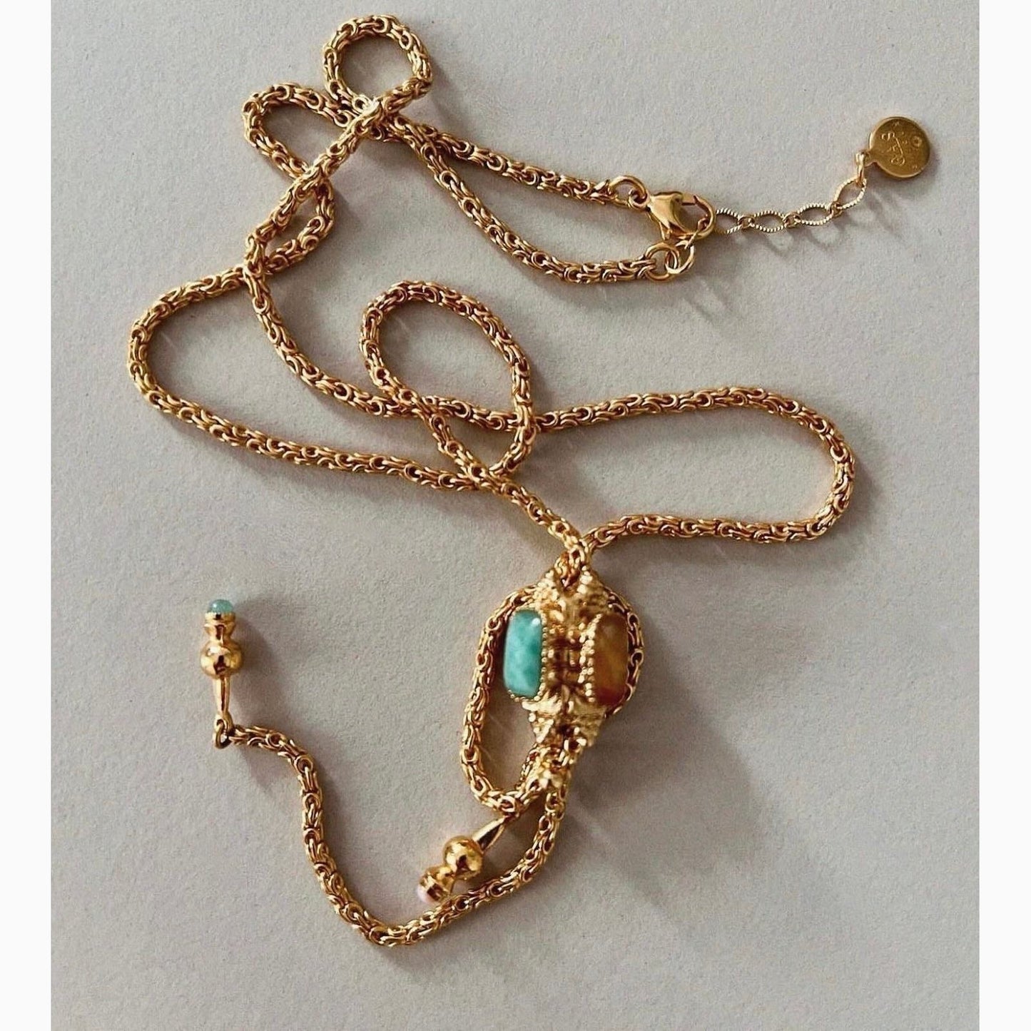 The Serti Talisman has a length of 36.5cms and a width of 1.5cms, it exudes elegance and sophistication.