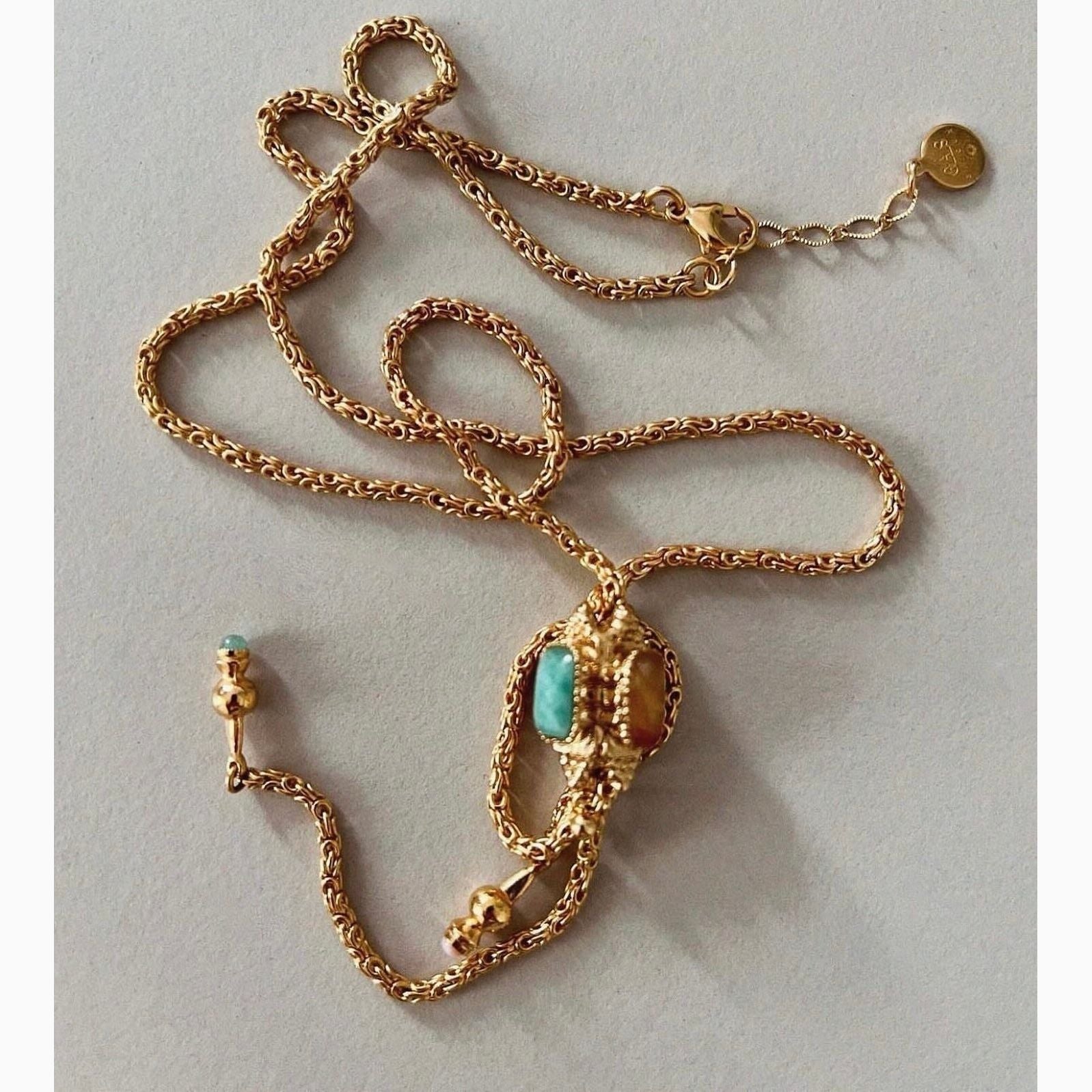 The Serti Talisman has a length of 36.5cms and a width of 1.5cms, it exudes elegance and sophistication.