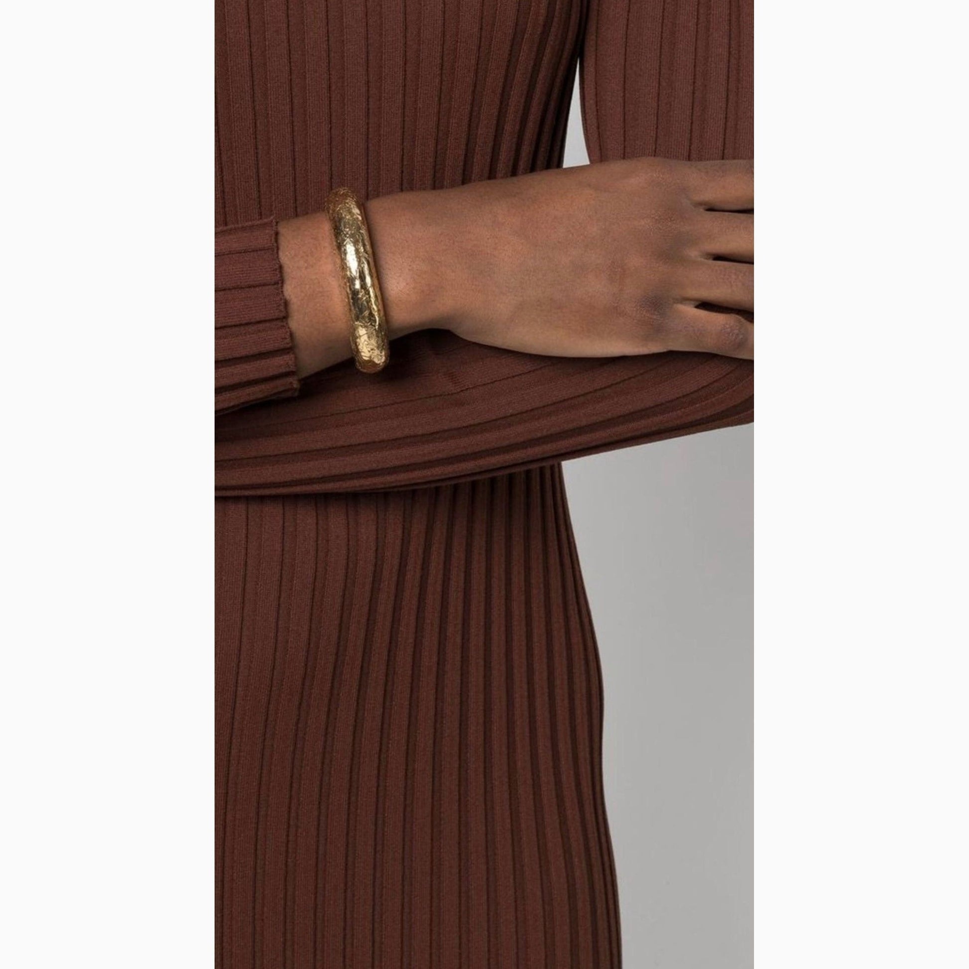 Enhance your wrist wear with the exquisite Aurélie Bidermann Rosalba cuff bracelet, crafted in 18k gold brass.&nbsp; The bracelet is decorated with flowers in brass, gilded with 750/1000 yellow gold.