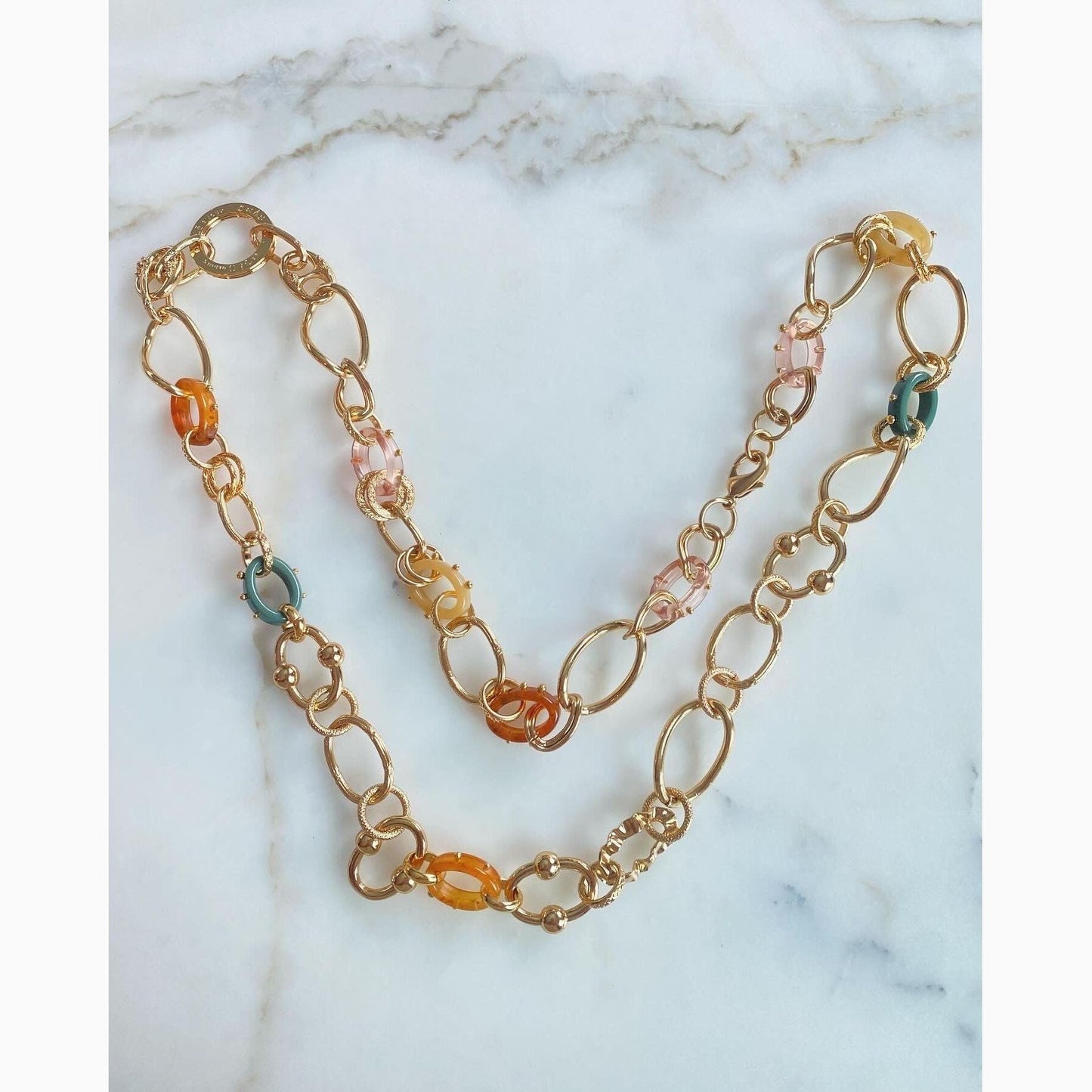 With a length of 103cm and a width of 2cm, this necklace is a symbol of sophistication and style. 