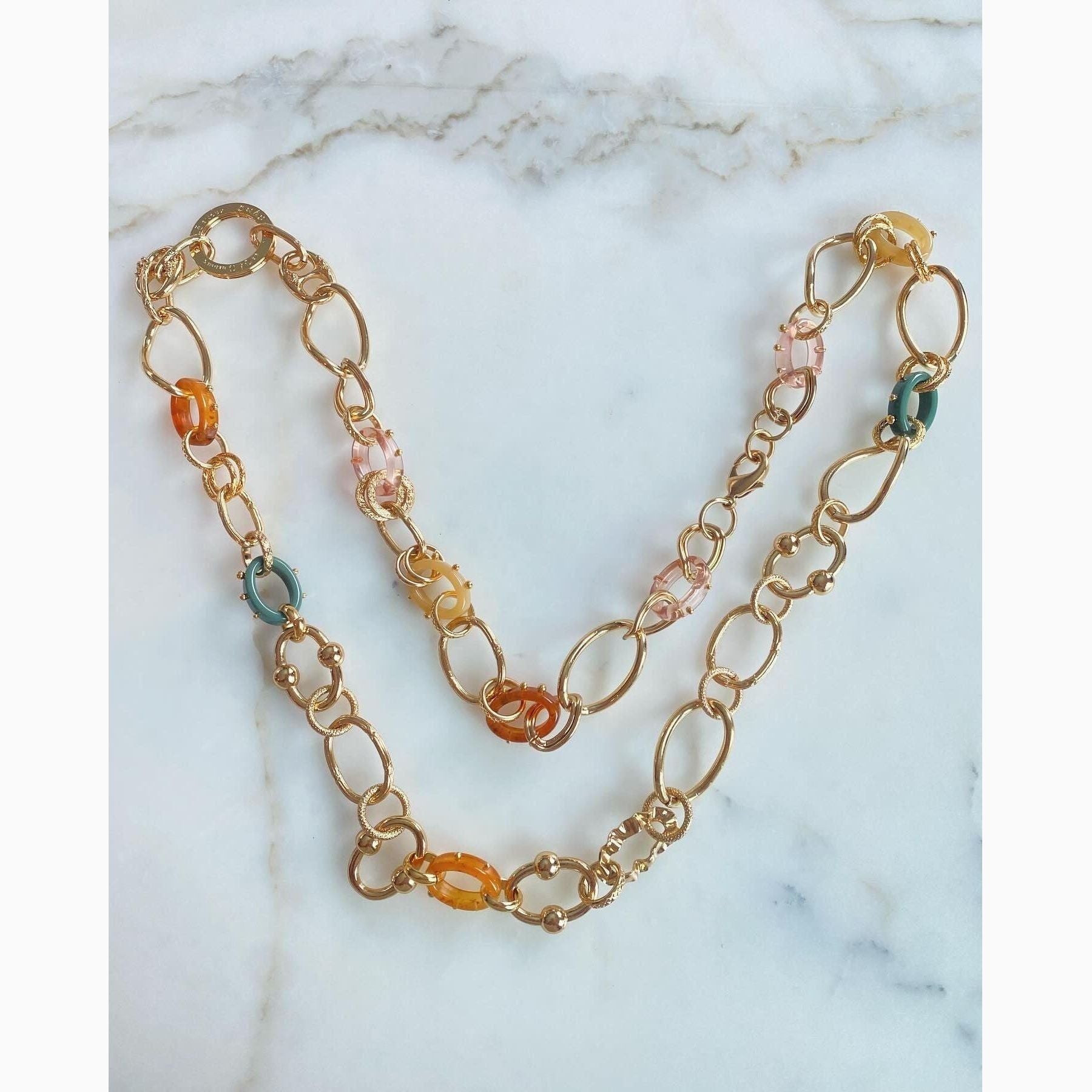 With a length of 103cm and a width of 2cm, this necklace is a symbol of sophistication and style. 