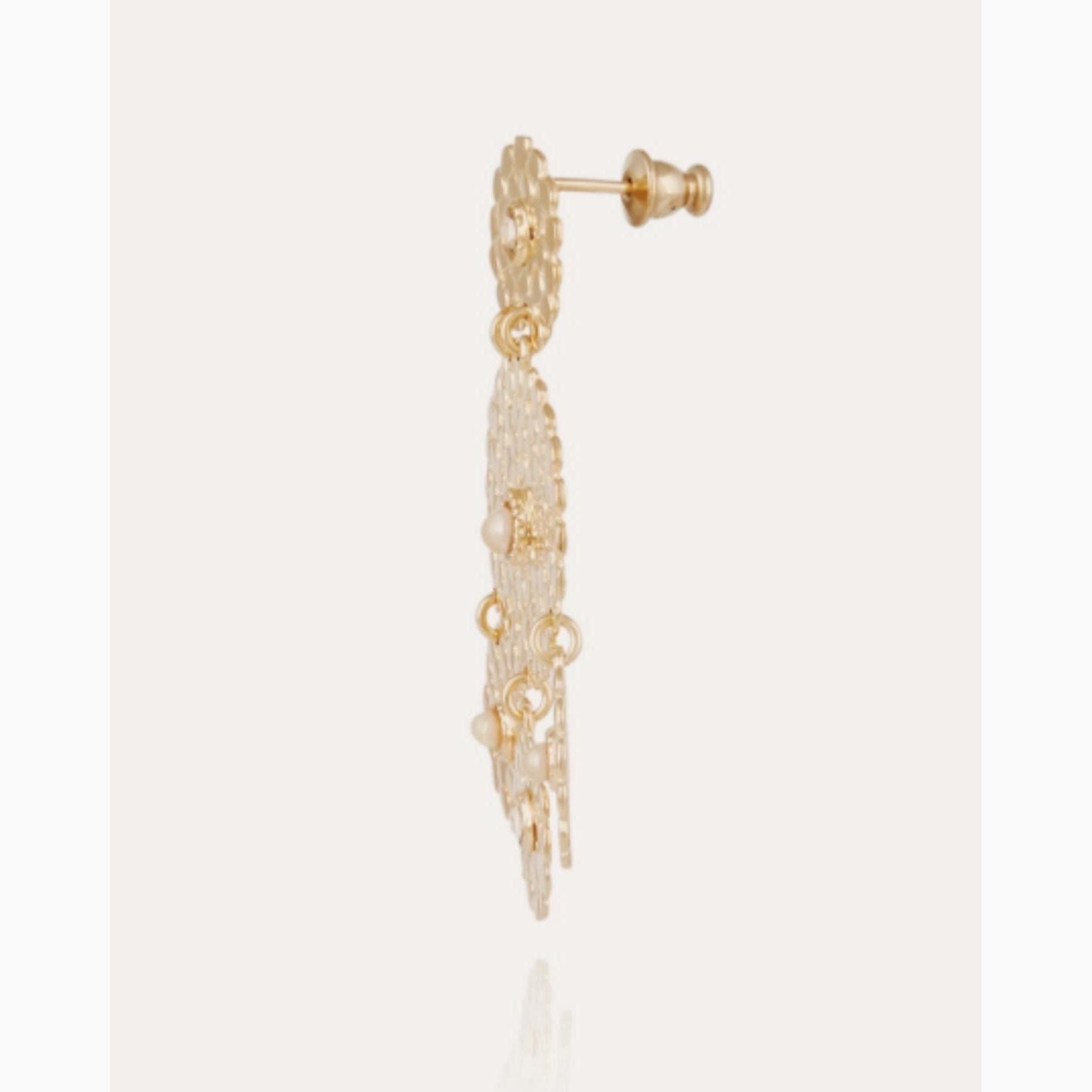 With a length of 5.5cms and a width of 3.5cms, these earrings are the epitome of elegance and sophistication.