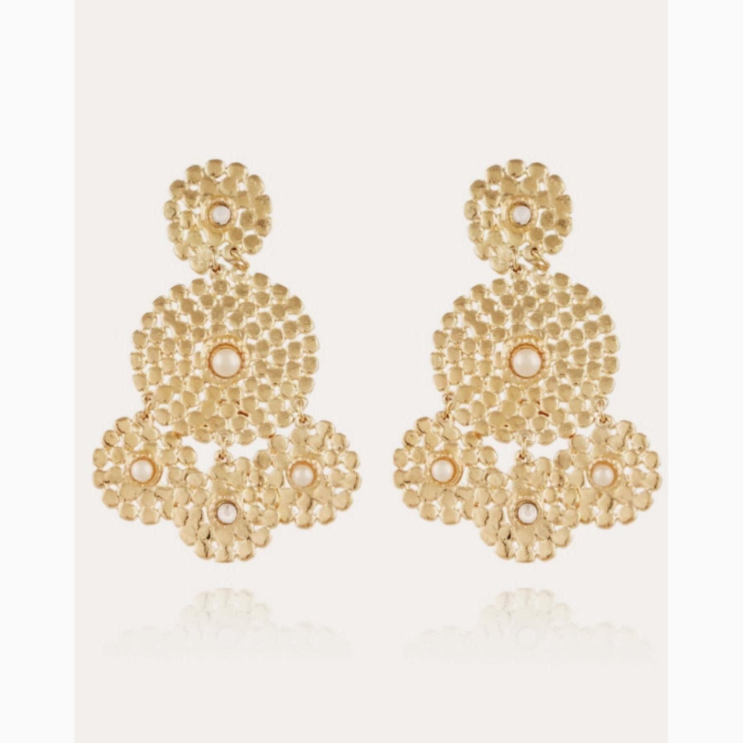 With a length of 5.5cms and a width of 3.5cms, these earrings are the epitome of elegance and sophistication.