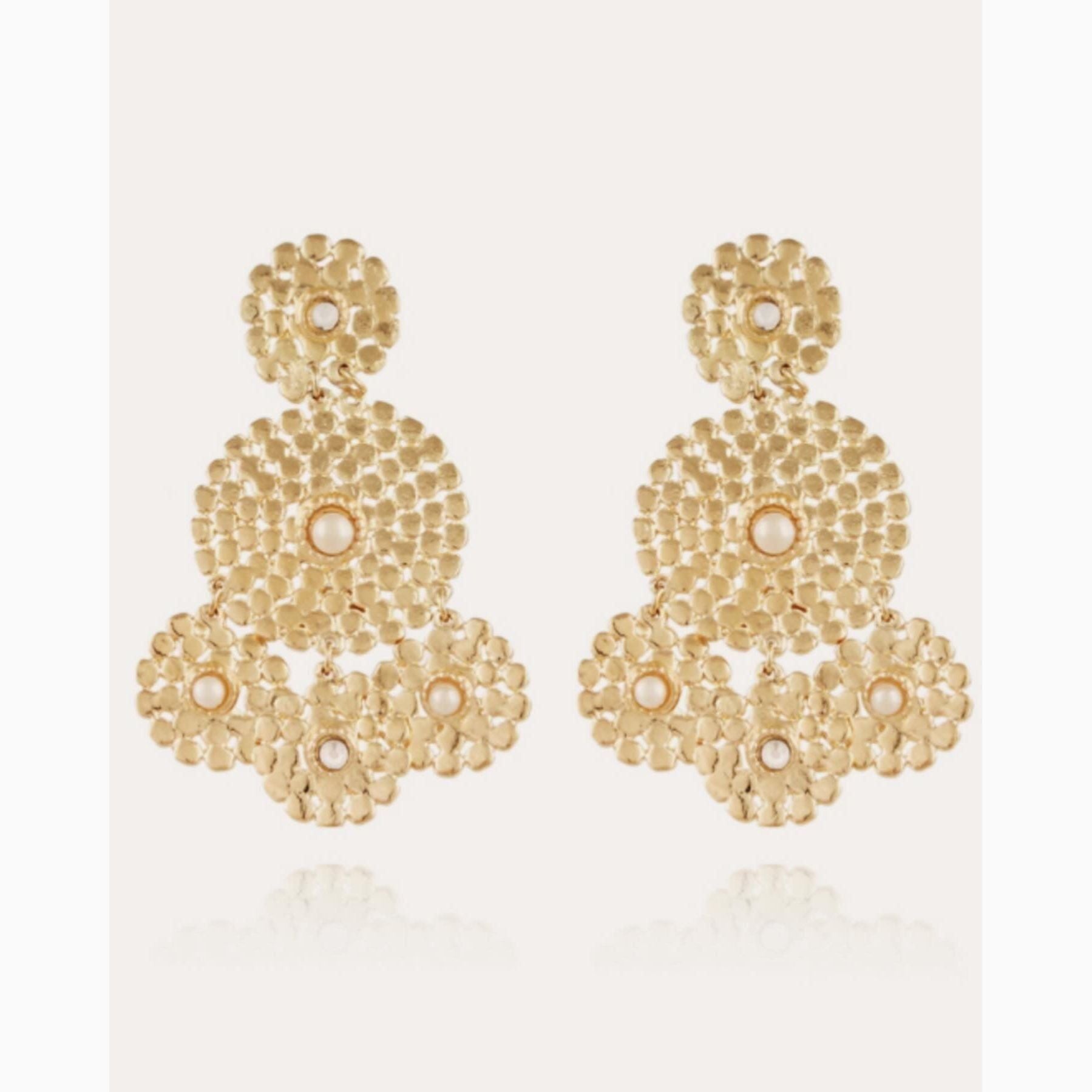 With a length of 5.5cms and a width of 3.5cms, these earrings are the epitome of elegance and sophistication.