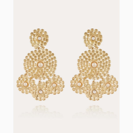 With a length of 5.5cms and a width of 3.5cms, these earrings are the epitome of elegance and sophistication.