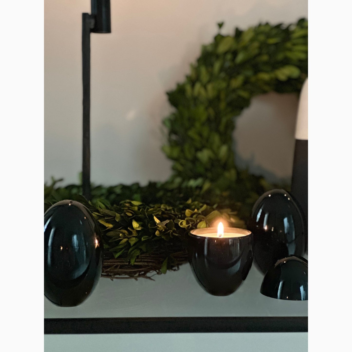 Meticulously crafted, this indulgent soy wax candle features a 100% cotton wick and a delightful blend of top notes including bergamot, melon, and marine, seamlessly merging with gentle middle notes of jasmine and violet, leading to a comforting base of musk and amberwood.