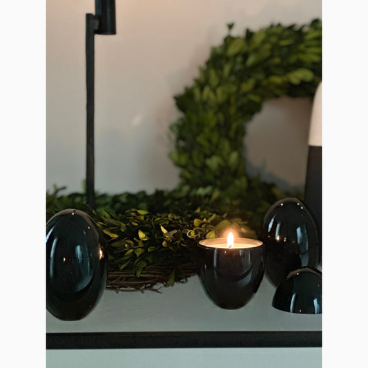 Meticulously crafted, this indulgent soy wax candle features a 100% cotton wick and a delightful blend of top notes including bergamot, melon, and marine, seamlessly merging with gentle middle notes of jasmine and violet, leading to a comforting base of musk and amberwood.