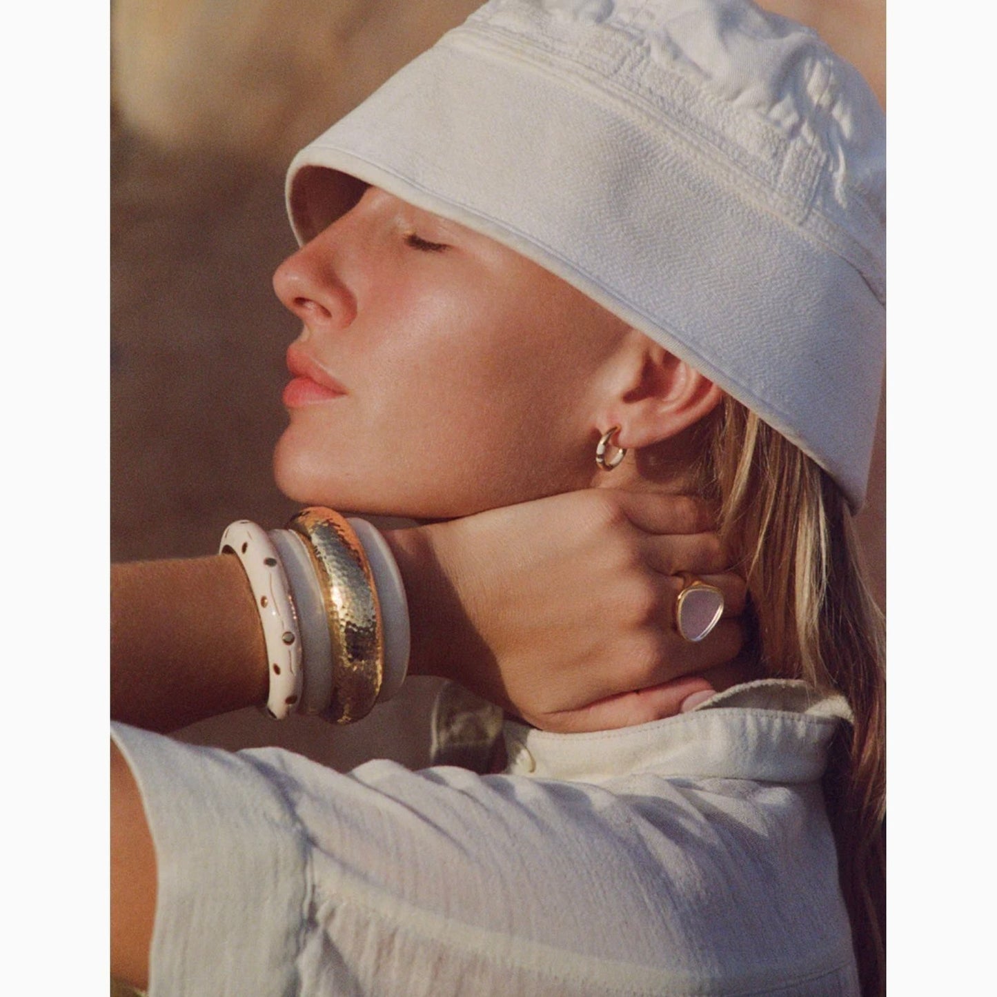 Elevate your style with the Aurélie Bidermann Positano mini hoop earrings, adorned with chic ivory stripes in resin and gilded with 750/1000 yellow gold.  These earrings exude timeless elegance and sophistication, perfect for adding a touch of luxury to any ensemble.  Total length of buckle: 1.5 cm Diameter of buckle: 1 cm Buckle width: 0.2 cm