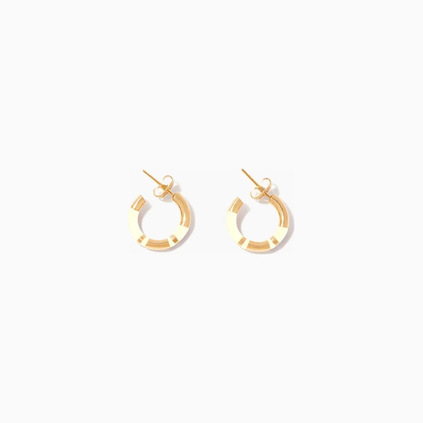 Elevate your style with the Aurélie Bidermann Positano mini hoop earrings, adorned with chic ivory stripes in resin and gilded with 750/1000 yellow gold.  These earrings exude timeless elegance and sophistication, perfect for adding a touch of luxury to any ensemble.  Total length of buckle: 1.5 cm Diameter of buckle: 1 cm Buckle width: 0.2 cm