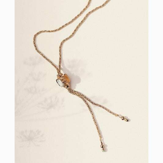 The Serti Talisman has a length of 36.5cms and a width of 1.5cms, it exudes elegance and sophistication.