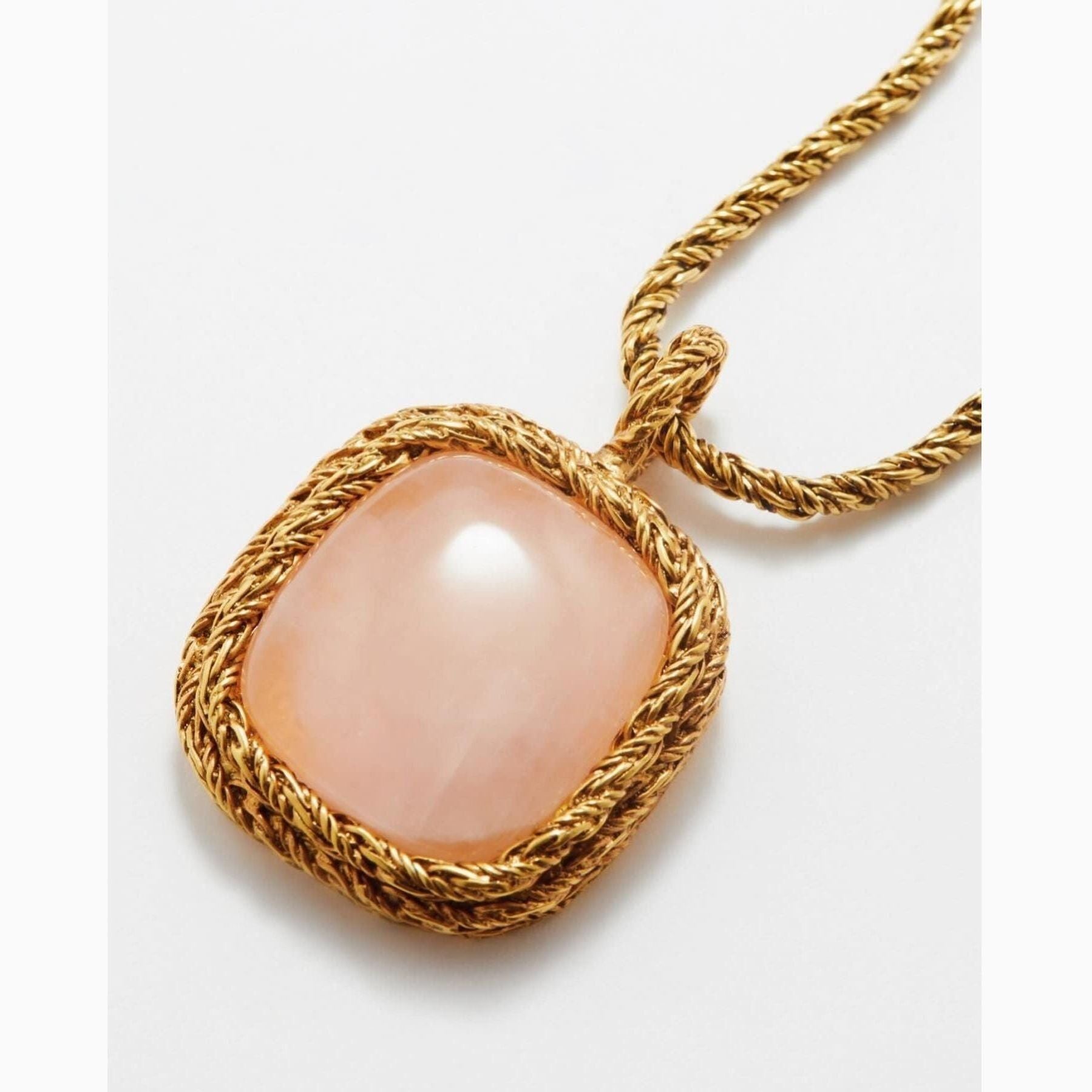 Featuring a stunning rose quartz pendant adorned with luxurious 18K gold plating, this necklace exudes timeless elegance.  With a length of 77.2cms and a pendant width of 2.7cms, it adds a touch of sophistication to any outfit. Indulge in the luxurious craftsmanship and captivating beauty of this statement piece from Aurélie Bidermann.