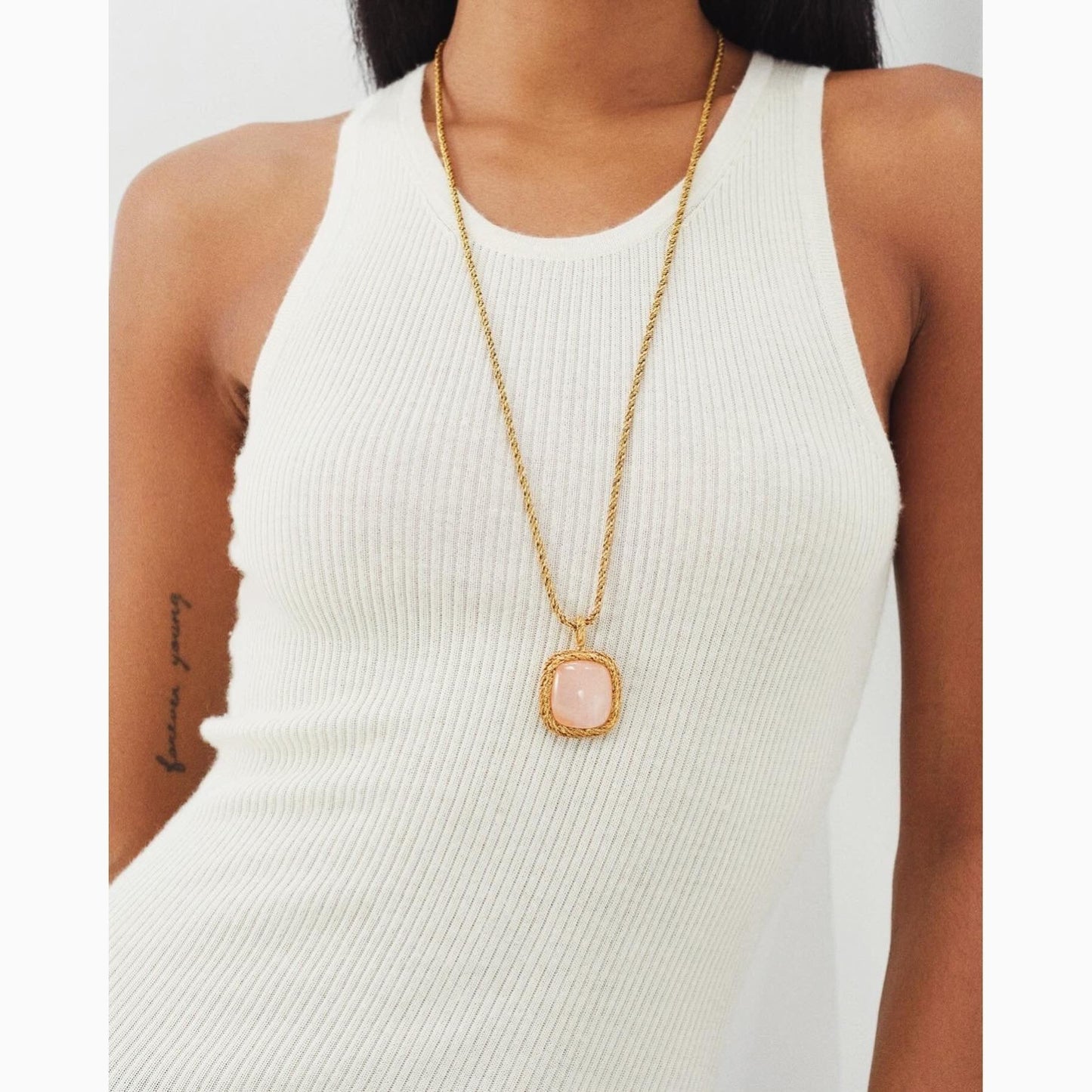 Featuring a stunning rose quartz pendant adorned with luxurious 18K gold plating, this necklace exudes timeless elegance.  With a length of 77.2cms and a pendant width of 2.7cms, it adds a touch of sophistication to any outfit. Indulge in the luxurious craftsmanship and captivating beauty of this statement piece from Aurélie Bidermann.