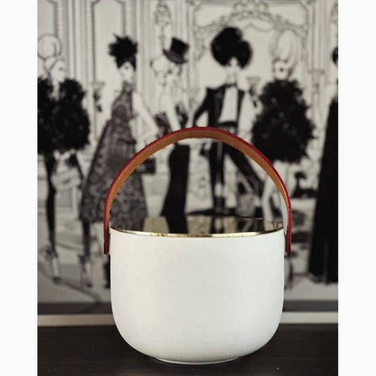 Introducing the Omorfi ceramic candle.  This luxurious candle features a gold-plated lid and a brown leather handle, elegantly packaged in a round box adorned with the Greek letter Φ.  Top scents:&nbsp; Bergamot, Melon, Marine  Middle scents: Jasmine, Violet, and Lily of the Valley  Base scents: Musk, Powder and Amberwood
