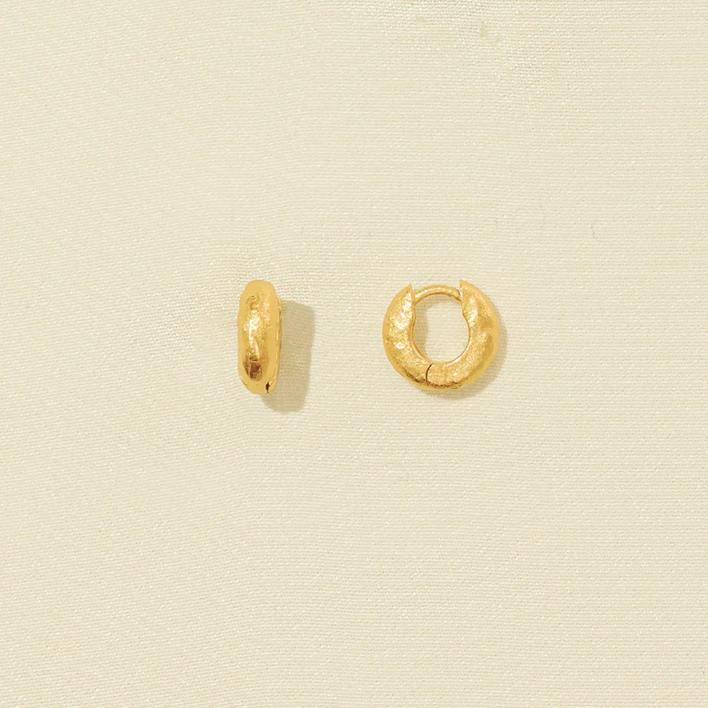 Agapee Anilla mini gold earrings packshot
